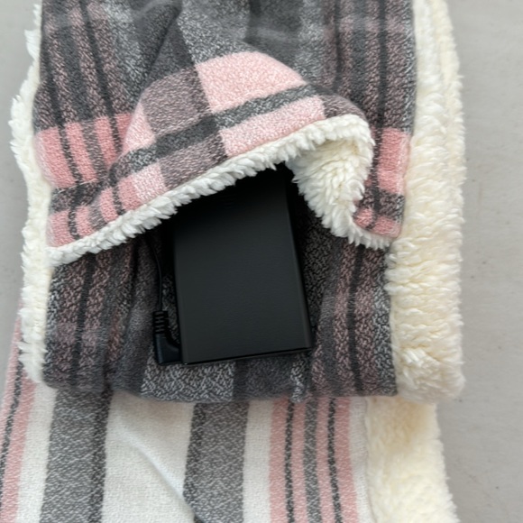 Mia & Tess The Paper Store Plaid Heated Scarf Faux Sherpa - Picture 8 of 9